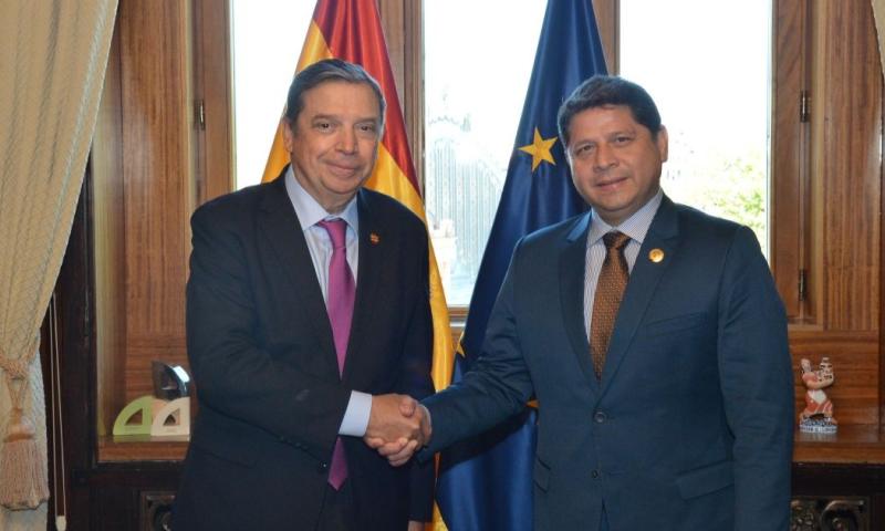 El acuerdo fue rubricado en Madrid por el ministro español de Agricultura, Pesca y Alimentación, Luis Planas, y su homólogo ecuatoriano, Danilo Palacios / Foto: cortesía Ministerio de Agricultura, Pesca y Alimentación de España 