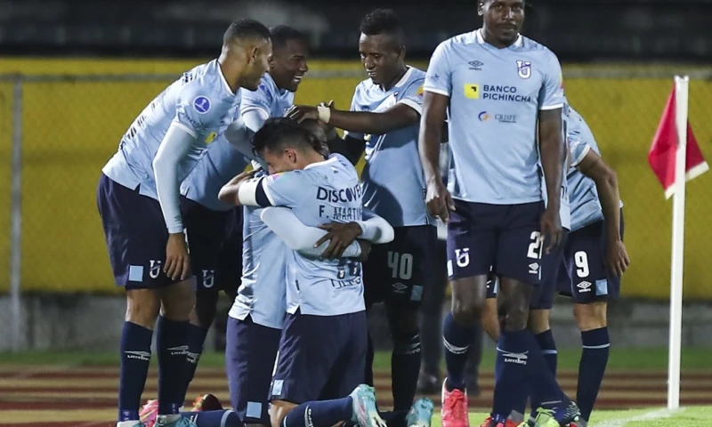 Universidad Católica venció a Banfield; Emelec cayó ante Palmeiras / Foto: EFE