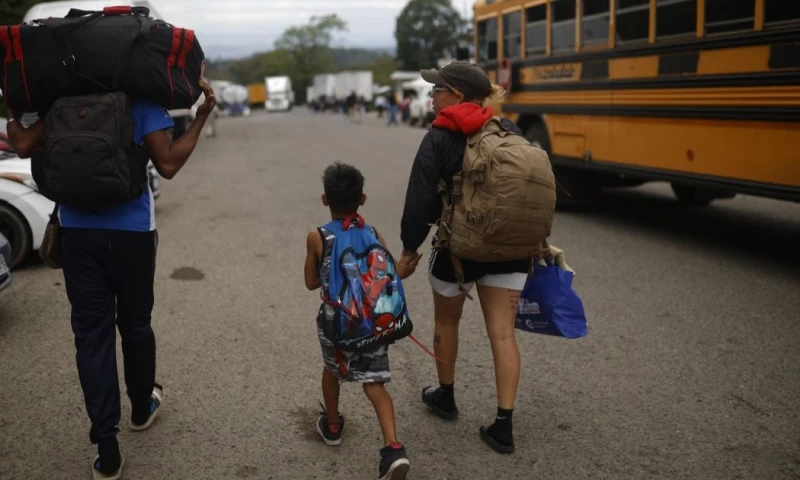 "El Perú ya no está en capacidad de seguir acogiendo a migrantes irregulares", señaló De Zela / Foto: EFE