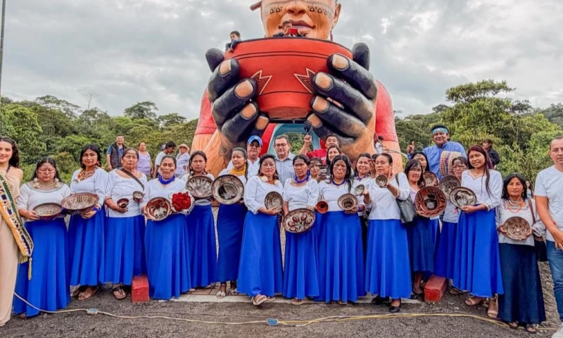 Uno de los elementos destacados del proyecto es una escultura de una mujer indígena sosteniendo una mukawa / Foto: cortesía Secretaría Técnica Amazónica