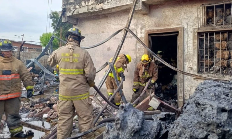 Al lugar de los hechos se desplazaron 40 operativos del Cuerpo de Bomberos de Guayaquil / Foto: cortesía Bomberos Guayaquil