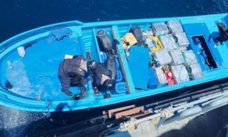 La embarcación, equipada con tres motores fuera de borda, estaba tripulada por tres hombres / Foto: cortesía Policía Nacional