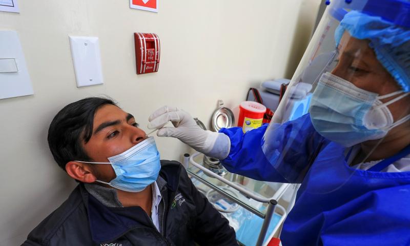 El registro de muertes acumuladas y confirmadas por covid-19 llegó a 25.221. / Foto: EFE