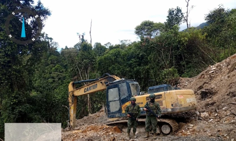  Las Fuerzas Armadas destruyeron maquinaria, combustible y estructuras usadas para minería ilegal en el cantón Limón Indanza. / Foto: Fuerzas Armadas