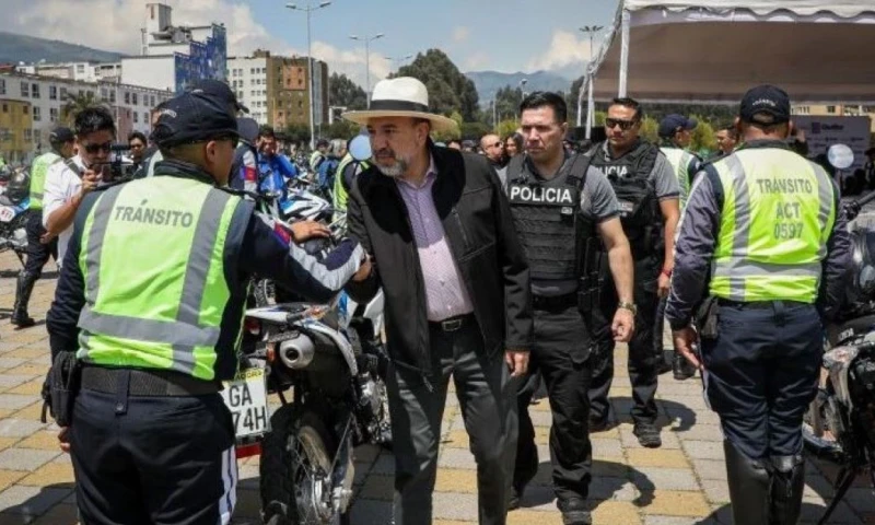 El alcalde de Quito, Pabel Muñoz, entregó las motos a la AMT / Foto: cortesía Municipio de Quito