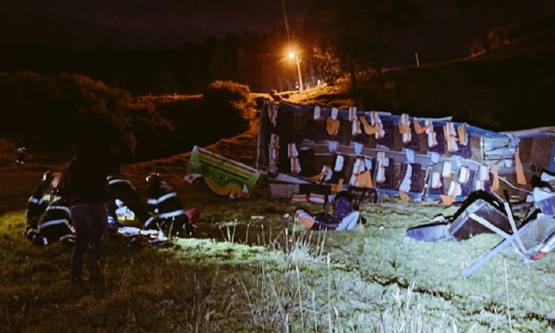 De acuerdo a los Bomberos de Quito, el accidente ocurrió la madrugada de este viernes en el kilómetro 5 de la vía a Papallacta/ Foto: cortesía Bomberos Quito