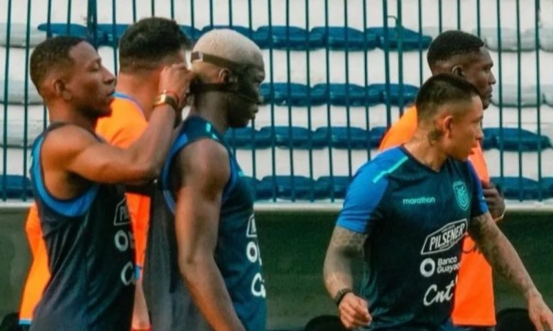 Moisés Caicedo (centro) se prepara para el cotejo ante Brasil / Foto: cortesía La Tri