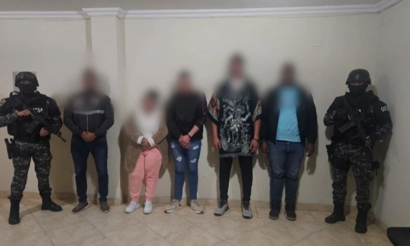 La Policía se incautó de tres computadoras portátiles, cinco teléfonos celulares, un chaleco de la Policía y documentos / Foto: cortesía Policía Nacional