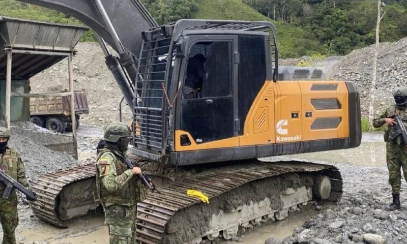 El Ejército inhabilitó tres excavadoras y tres motores de succión / Foto: cortesía Ejército ecuatoriano