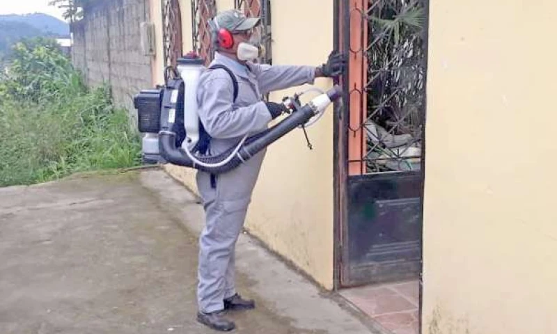 PREVENCIÓN. Personal fumigó en varios sectores como parte de la minga. Foto: La Hora