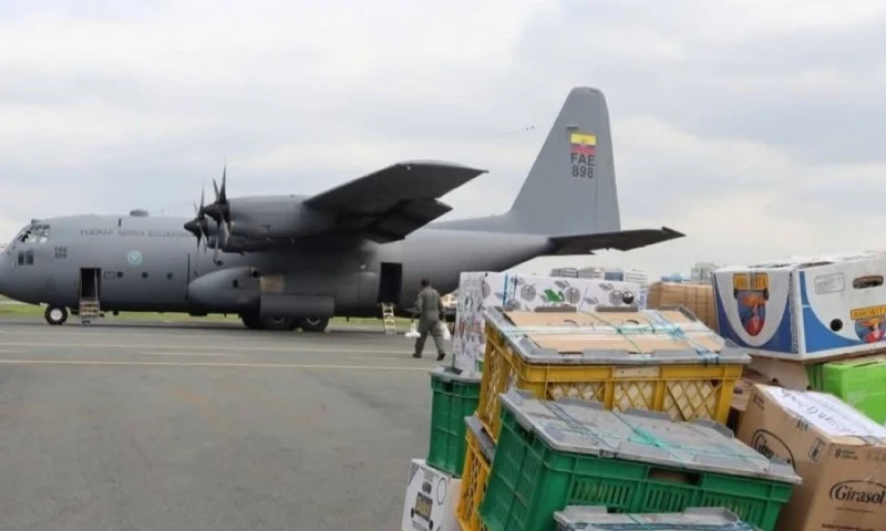 Los alimentos llegaron al archipiélago a bordo del avión C-130 de la FAE / Foto: cortesía Fuerza Aérea Ecuatoriana