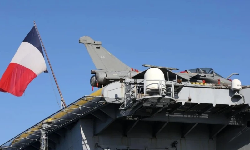 El barco se encuentra amarrado desde el pasado sábado frente a un parque eólico marino de Saint-Nazaire / Foto: EFE