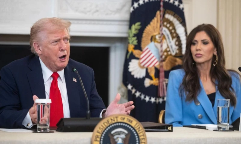 El presidente de Estados Unidos, Donald Trump, junto a la secretaria de Seguridad Nacional, Kristi Noem / Foto: EFE