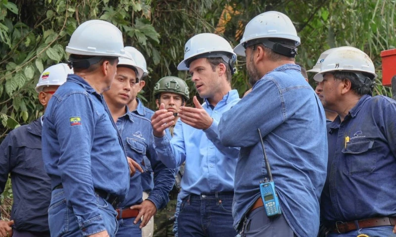 El gerente de Petroecuador, Leonard Bruns, recorrió la zona del río Loco / Foto: cortesía Petroecuador
