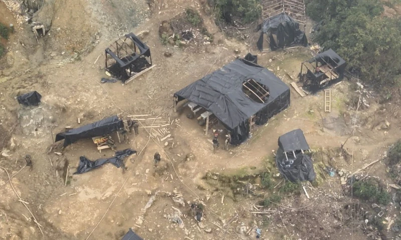 Se encontraron también tanques de gas, bombas de agua, explosivos y decenas de materiales utilizados para la actividad / Foto: cortesía Ejército ecuatoriano