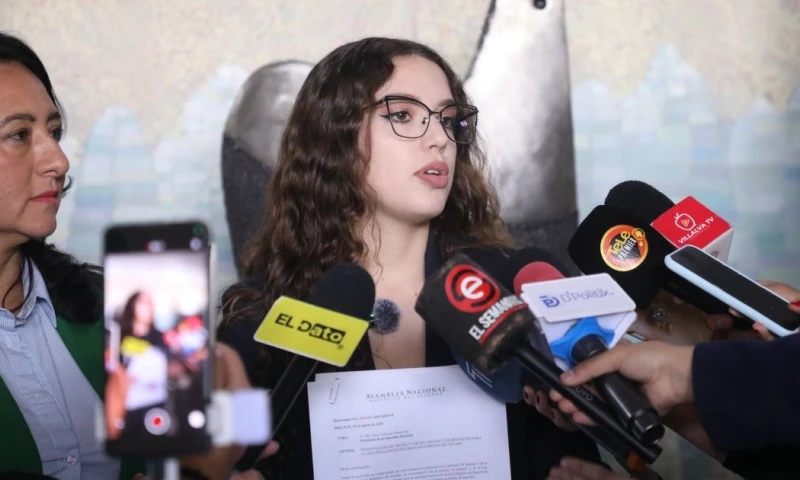 Camila León, asambleísta de ADN, presentó el ‘Proyecto de Ley Orgánica de Repetición’ / Foto: cortesía Camila León, asambleísta de ADN