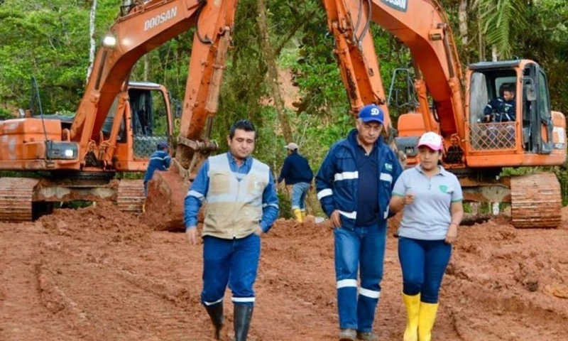 La prefecta de Zamora, Karla Reátegui, recorrió la obra / Foto: cortesía Prefectura de Zamora Chinchipe 
