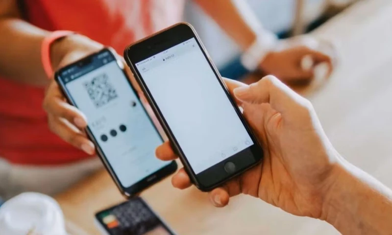 El 50 % de los ecuatorianos con cuentas bancarias ya utiliza su teléfono celular o tablet para realizar pagos de productos y servicios / Foto: cortesía Monei