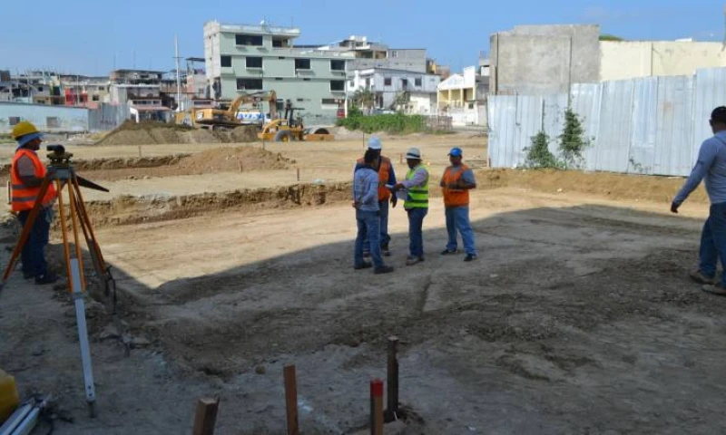 Manta. La reconstrucción de calles es una de las obras con retraso. Foto: Expreso