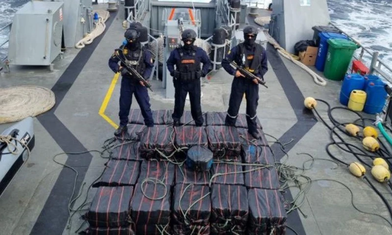 Durante un patrullaje de rutina se detectó una embarcación no identificada que, al percatarse de la presencia militar emprendió una fuga evasiva/ Foto: cortesía Armada