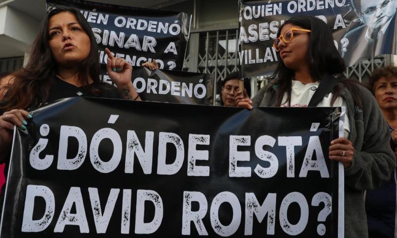 Decenas de personas se concentraron frente a la Fiscalía de Pichincha / Foto: EFE