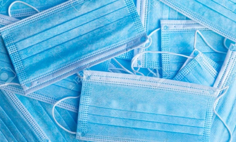 Los vendedores informales ofertan las diez mascarillas hasta en cuatro dólares / Foto: cortesía 