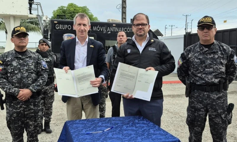 La firma se llevó a cabo en el Puerto Marítimo de Contecom / Foto: cortesía Ministerio del Interior
