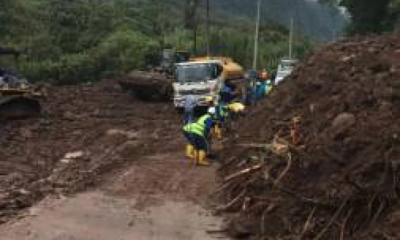 El paso en la carretera Baños-Puyo estuvo ayer restringido de forma parcial. Obreros se apuraban en despejar la calzada. Foto: El Universo