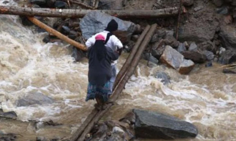 Ante la necesidad de movilizarse, varias personas recorren a pie la vía Papallacta - Baeza, este domingo 23 de junio del 2019. Foto: El Comercio
