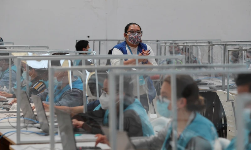 Ecuador, en una completa incertidumbre por la paridad entre dos candidatos  / Foto EFE