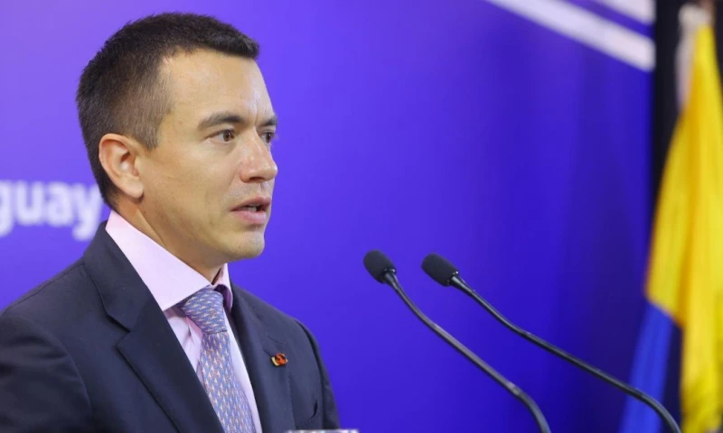 Noboa ya eliminó el año pasado los subsidios a las gasolinas Extra y Eco País / Foto: EFE