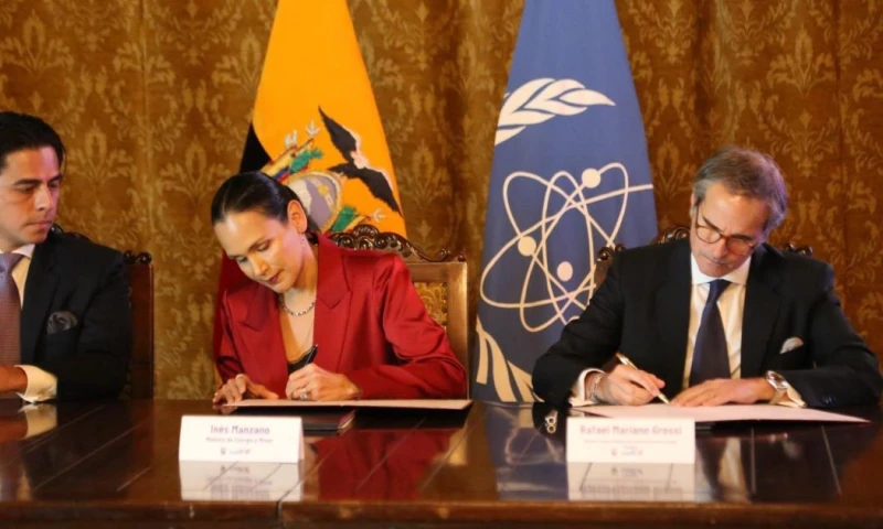 El acuerdo fue suscrito por la ministra de Energía y Minas, Inés Manzano, y el director general del OIEA, Rafael Grossi / Foto: cortesía Ministerio de Energía y Minas