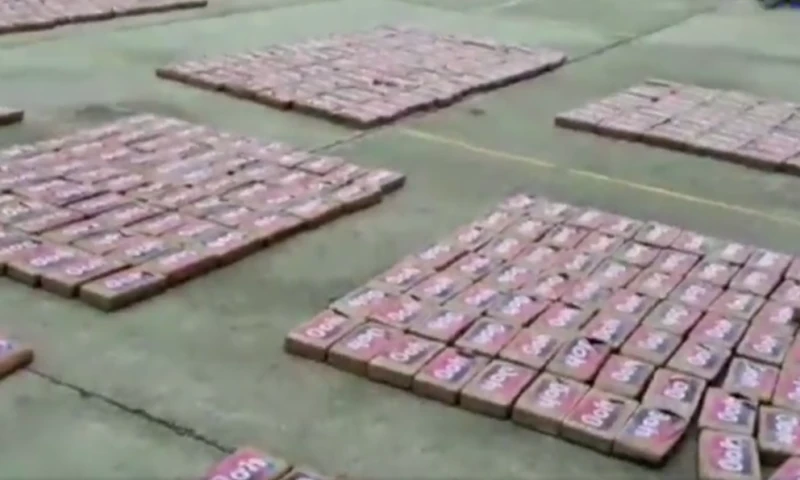 El hallazgo tuvo lugar en uno de los puertos marítimos de Guayaquil, donde se separó para inspección de pre embarque al contenedor / Foto: cortesía Policía Nacional