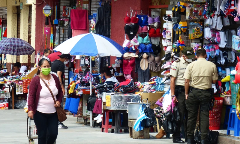 176 personas fueron detenidas por infringir el toque de queda / Foto: EFE