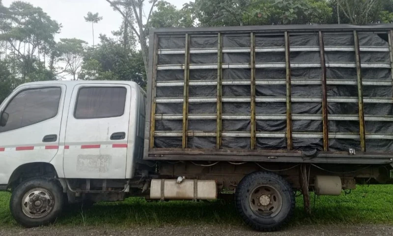 Un camión con 990 galones de diésel fue ubicado en el sector Chone 1 / Foto: cortesía Ejército ecuatoriano