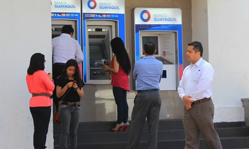 La información analizada posibilitó la construcción de un indicador de acceso a crédito, el mismo que refleja que 37 de cada 100 ecuatorianos están accediendo a crédito / Foto: EFE