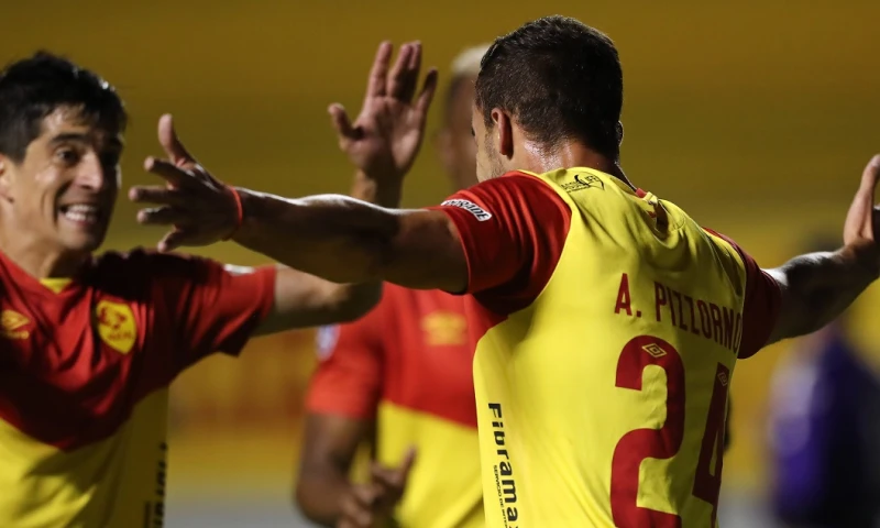 Universidad Católica, Emelec, Barcelona y Liga de Quito continuarán desde el viernes en una puja por dar caza al Aucas, líder de la segunda fase de la liga de Ecuador / Foto EFE