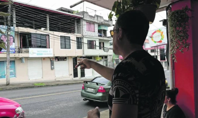 Testigos. Diosvanys y Marcela Viltre Estupiñán muestran el balcón desde el que saltó Santiago Ocampo. Foto: Expreso