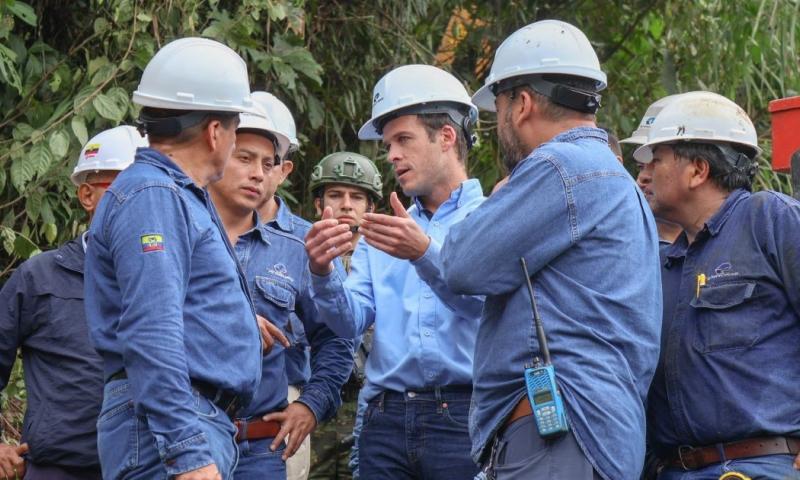 El gerente general de Petroecuador, Leonard Bruns, recorrió la zona del río Loco / Foto: cortesía Petroecuador