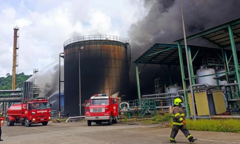 El incendio en la Refinería de Esmeraldas se suscitó por causas que aún se investigan / Foto: EFE
