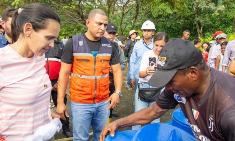 Inés Manzano, ministra de Energía y Minas, entregó 25 tanques de almacenamiento de agua segura en el recinto El Porvenir / Foto: cortesía Ministerio de Energía y Minas