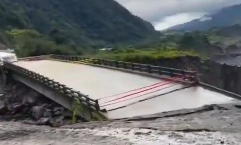 El puente sobre el río Loco está ubicado en el sector de San Carlos, cantón El Chaco / Foto: cortesía 