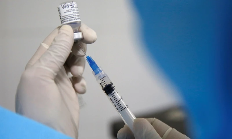 Se prevé que algo más de 1,3 millones de personas, a partir de los 65 años de edad, se inscriban en la plataforma planvacunarte.ec para recibir los turnos. / Foto: EFE