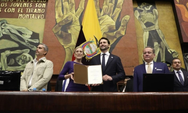 Annabella Azin tomó el juramento a Niels Olsen / Foto: cortesía Asamblea Nacional