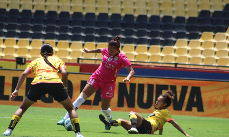 El duelo fue intenso de principio a fin, con acciones que merecieron terminar en gol, pero la portera local, salvó a su equipo / Foto: cortesía DragonasIDV