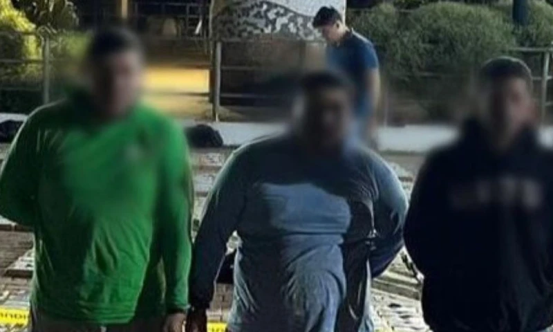 Tres hombres de nacionalidad ecuatoriana que estaban en la lancha fueron detenidos / Foto: cortesía Policía Nacional