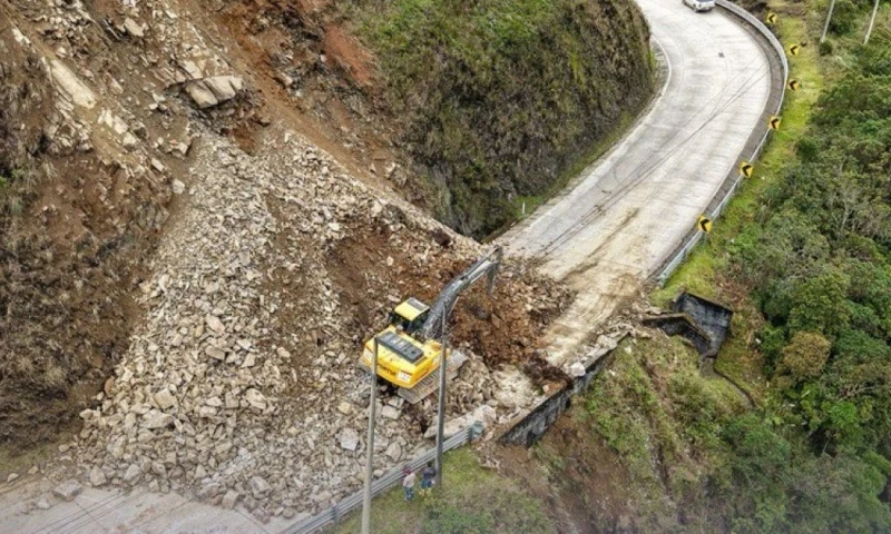 Más de 20 tramos de la carretera Loja-Zamora han sido afectados por deslizamientos y pérdida de calzada / Foto: cortesía MTOP