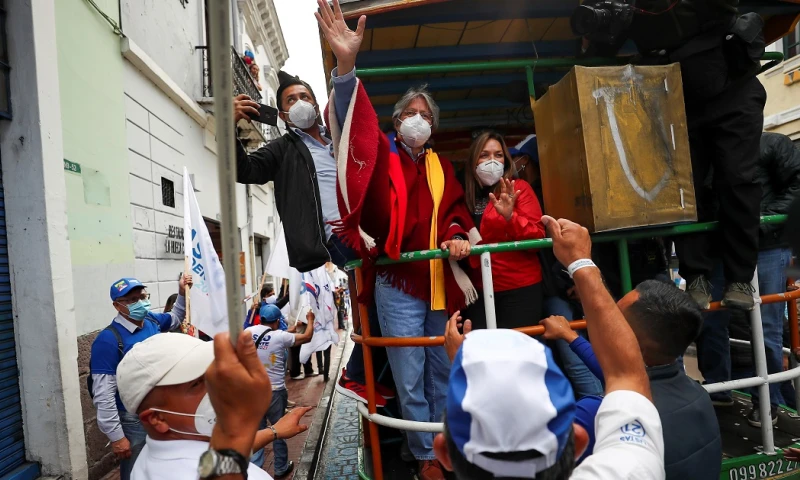 Guillermo Lasso cerró su campaña en una 'chiva quiteña' / Foto: EFE