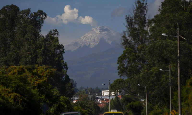 El Instituto también registró otras emisiones, de 600 y 700 metros cada una, sobre el nivel del cráter/ Foto: cortesía EFE