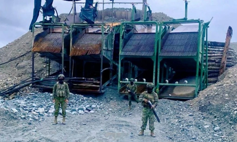 La presencia simultánea de minería legal e ilegal plantea desafíos en materia ambiental, de control territorial y seguridad / Foto: cortesía Ejército Ecuatoriano